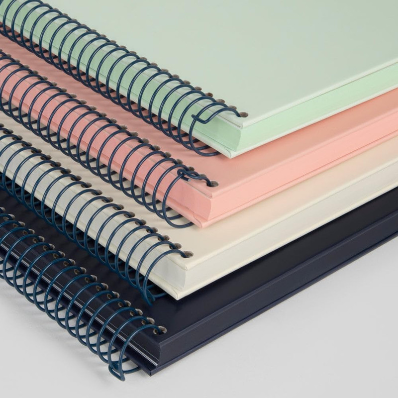 Cuaderno A4 con espiral y tapa dura, papel a líneas (7 mm), 120 hojas de 95 gr/m², colección 430 since 1918, azul